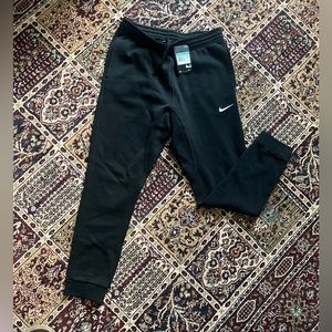 Nike sweatpants, black, it’s men’s but it’s fine for women too.
